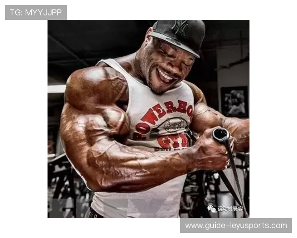 举重选手训练视频走红，网友称其“现实版绿巨人”