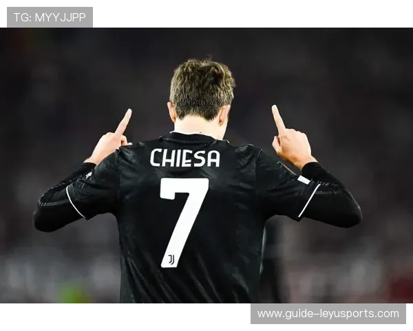 尤文后场直传连线基耶萨形成大范围突破的战术魅力